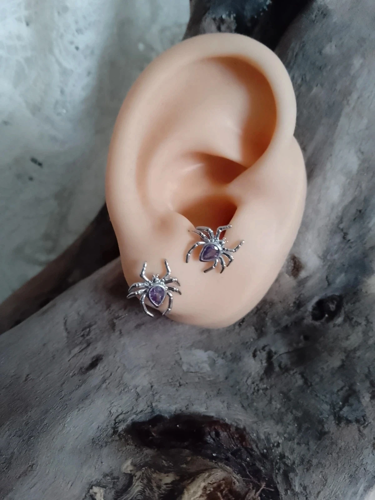 Boucles d'oreilles argentées araignées violettes
